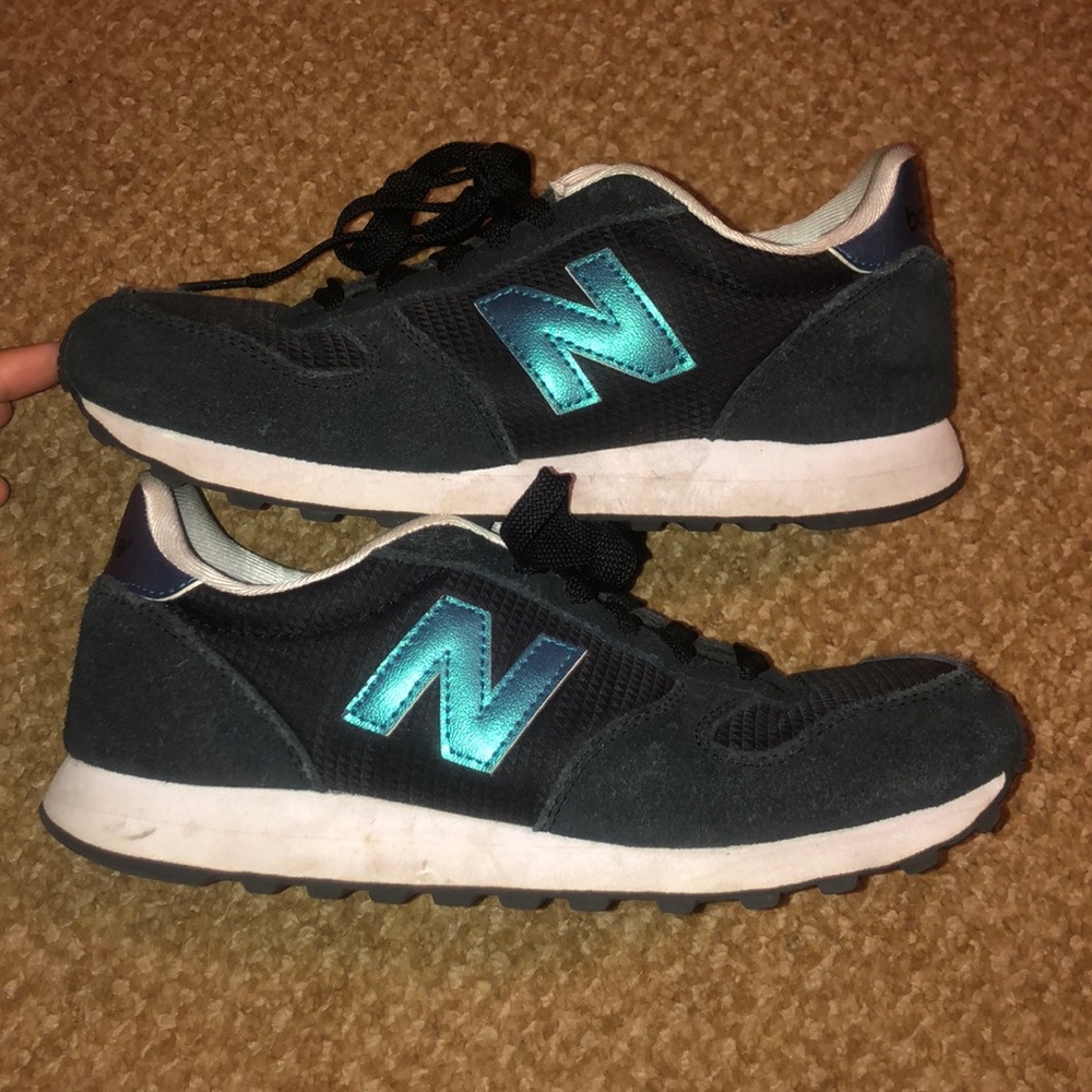 Black New Balance 311 tennis shoes